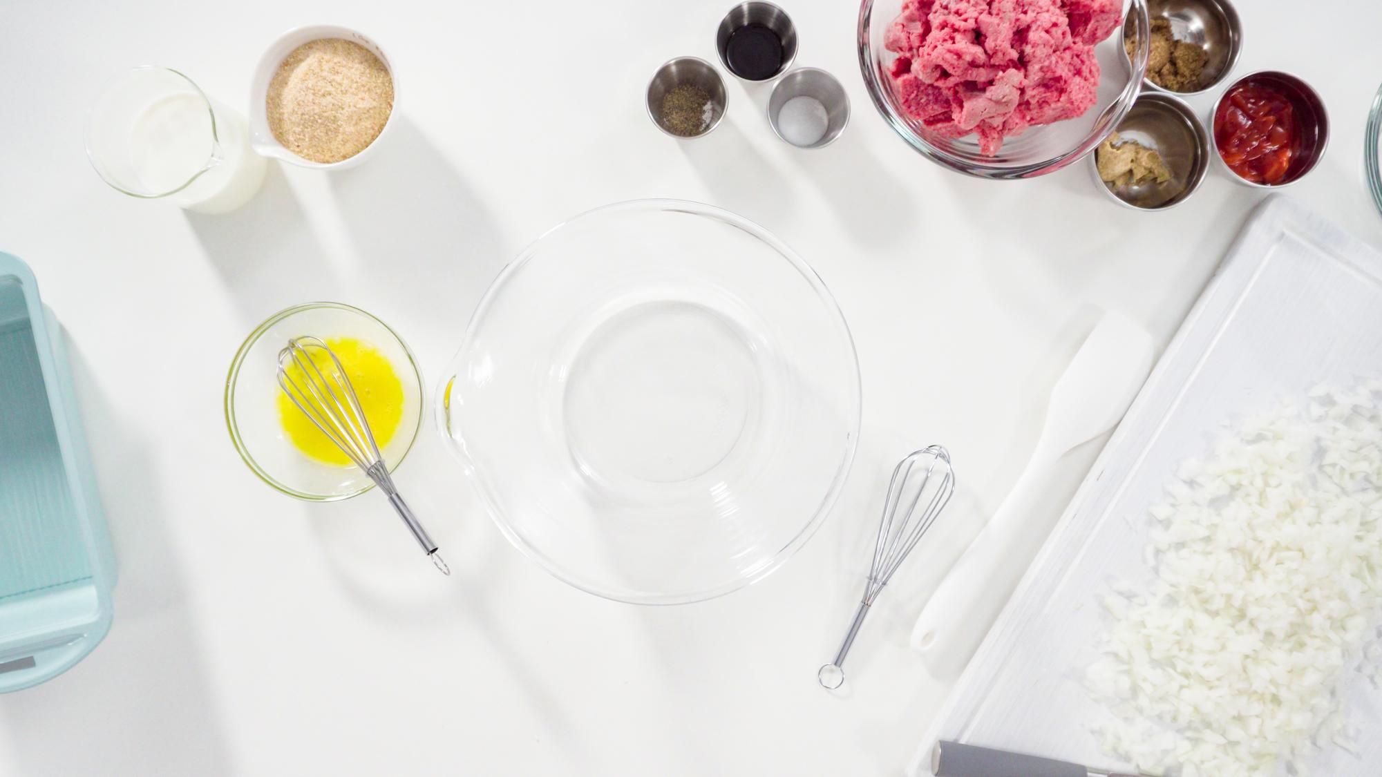 Piano di lavoro in cucina con strumenti professionali